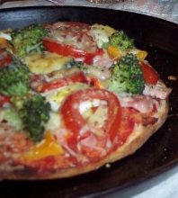 Fladenbrot-Pizza mit Schinken, Tomaten, Paprika und Brokkoli Fladenbrot-Pizza mit Schinken, Tomaten, Paprika und Brokkoli