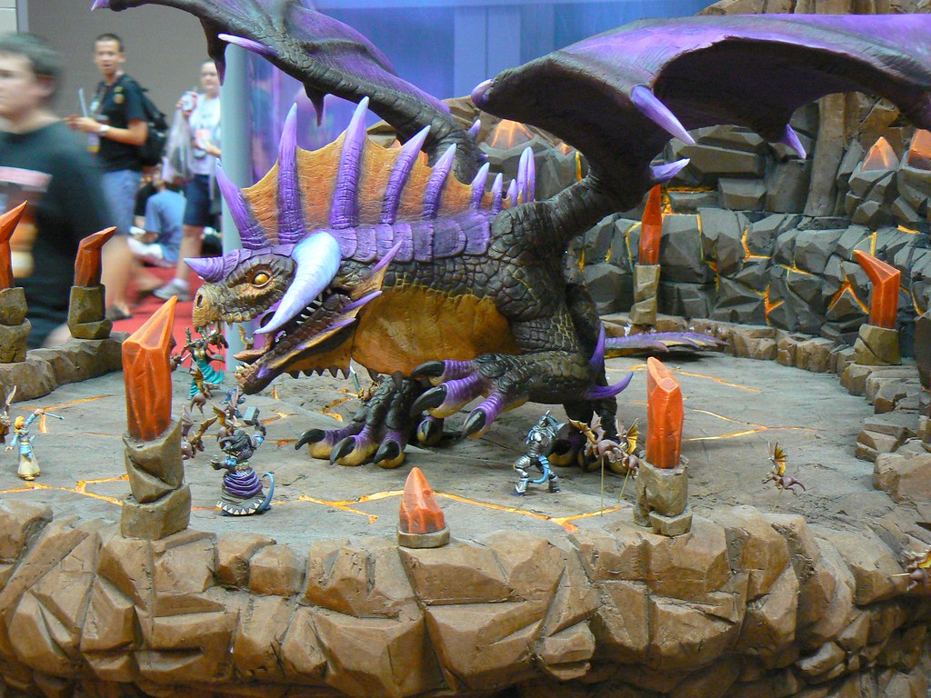 Miniaturen aus World of Warcraft in einem Diorama im Kampf gegen einen Drachen aus dem Spiel