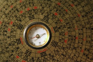 Auf die Himmelsrichtung kommt es an! - Traditioneller Feng Shui Kompass zur Ermittlung günstiger Lagen