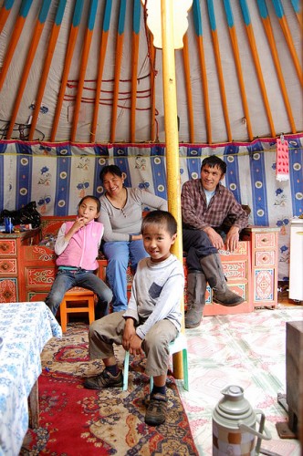 Mongolische Familie in einer Jurte
