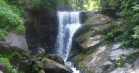 Wasserfall: Fließendes Wasser enthält besonders viel Lebensenergie