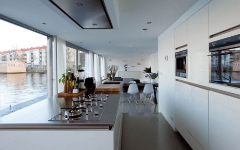 Blick in die Bordküche mit langer Fensterfront