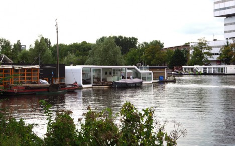 "De Omval" und andere Hausboote an ihrem Liegeplatz in Amsterdam