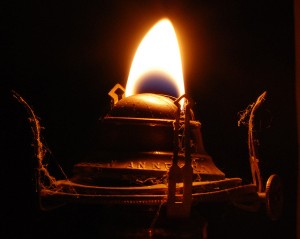 "Burning the Midnight Oil" - historische Öllampe