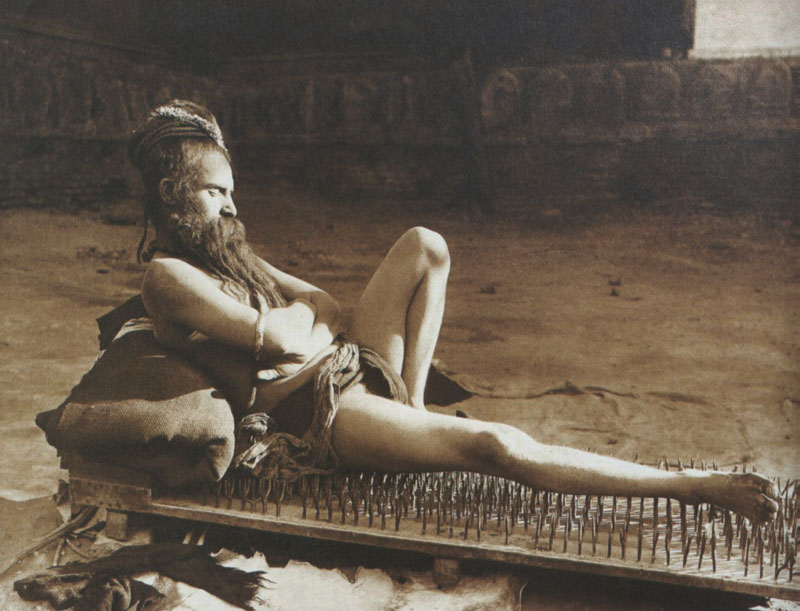 Lebt die Freiheit von körperlichen Zwängen: Indischer Fakir um 1907
