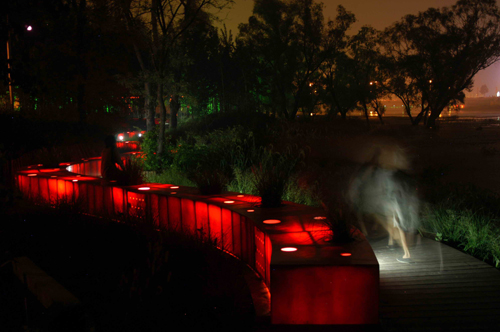 Die beleuchtete "Rote Schleife" im nächtlichen Tanghe River Park