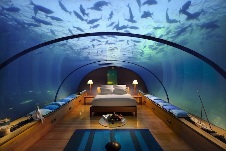 Unterwasser-Schlafzimmer mit Blick auf das umliegende Korallenriff und seine Meeresbewohner