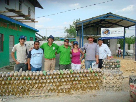 Mauer aus Plastikflaschen in Mexiko