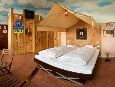 Kurios: Schlafzimmereinrichtung in Automobil-Ästhetik