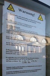 Elektrosmog-Warnhinweis wegen einer Strahlenquelle in einem Kirchturm in Appenzell, Schweiz