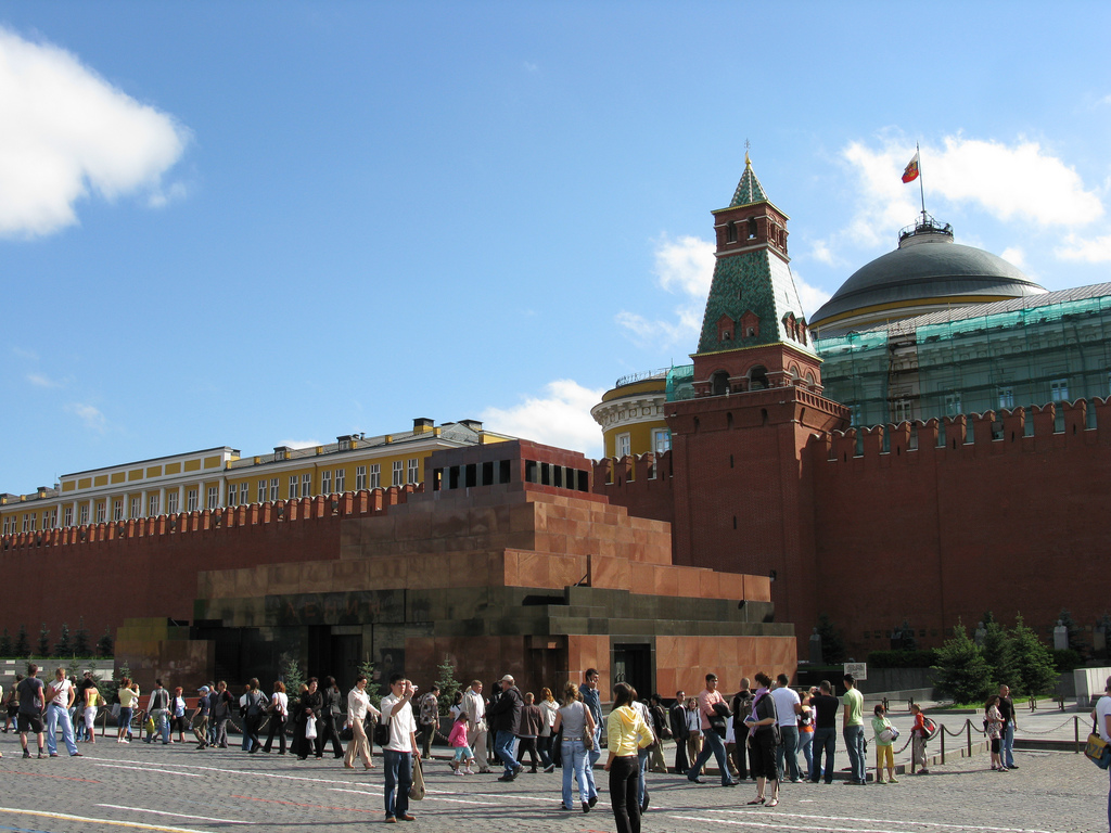 Das Lenin-Mausoleum in Moskau im März 2011 mit Besucherschlange