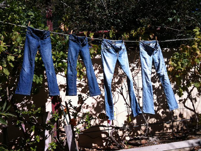 Blue Jeans: Zur Herstellung werden über 3000 Liter Wasser benötigt