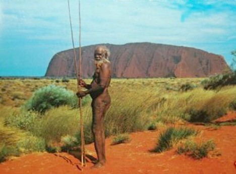 Ein australischer Ureinwohner vor "Ayers Rock"