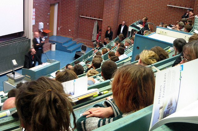 Vorlesung in einem Hörsaal an einer deutschen Universität