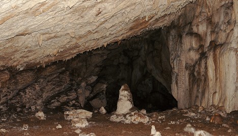Der Fundort: Eine versteckte Höhlenkammer hinter einem versigelten Gang. Ein phallusartiger Stalagmit in der Mitte des Raumes deutet auf einen Kultort hin