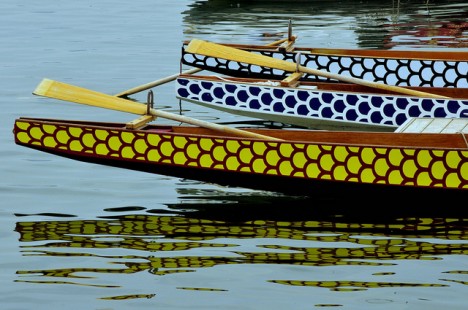 Boote (Formarchtyp Schale) auf ruhigem Wasser symbolisieren Offenheit und Yin-Qualitäten, Foto: marc falardeau