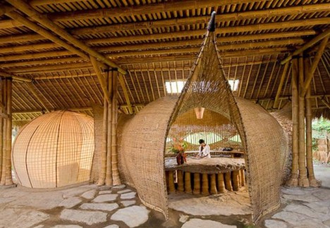 Die Flexibilität von Bambus macht es möglich: Organische Formen unter dem Dach einer "Green School" auf Bali