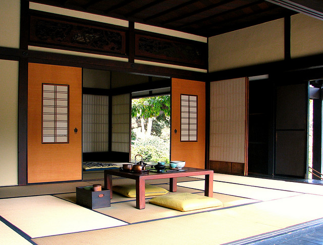 Traditionelle japanische Wohnung: Flexible Raumgestaltung und reduzierte Einrichtung