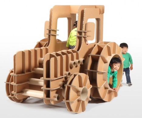 Spielzeugtraktor aus Pappe von Designer Masahiro Minami