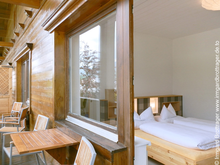Die Zirbenholz-Betten mit Vichikaro-Tapeten vom Balkon aus gesehen.