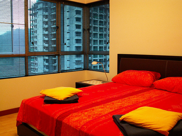 Zu viel Rot im Schlafzimmer gilt es zu vermeiden, denn rote Farbtöne erzeugen viel Yang-Energie, die einem ruhigen Schlaf nicht unbedingt förderlich ist