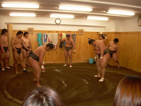 Altes Ritual: Japanische Sumo-Ringer streuen Salz in den Ring, um ihn vor dem nächsten Wettkampf von "bösen Geistern" zu reinigen