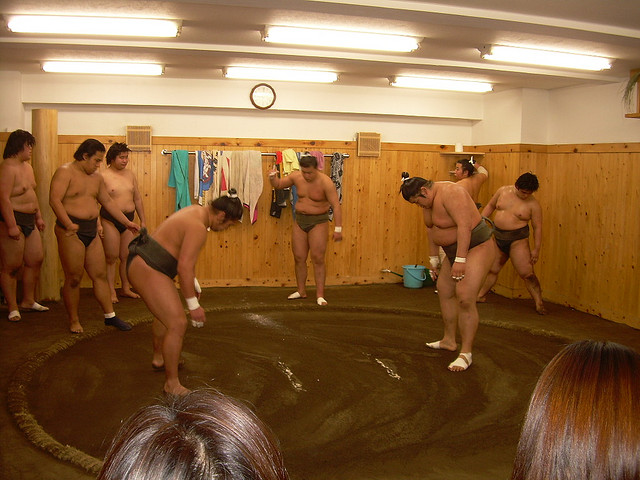 Altes Ritual: Japanische Sumo-Ringer streuen Salz in den Ring, um ihn von "bösen Geistern" zu reinigen