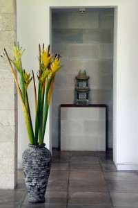 Edle Dekoration im Eingangsbereich einer Villa auf Bali