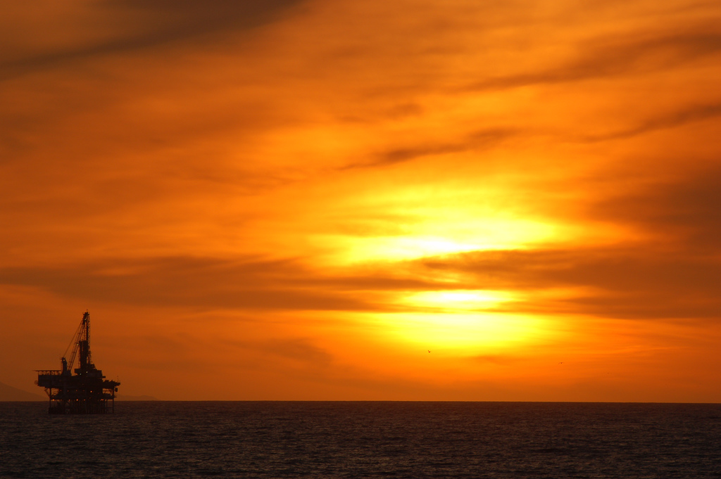 Good night BIG OIL - Ölplattform im Sonnenuntergang