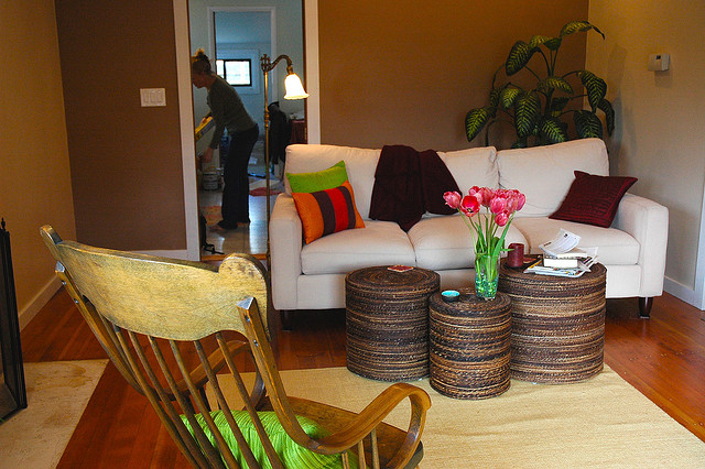 Kleine Räume wirken größer, wenn sie nur wenige und am besten flache Möbelstücke in heller Farbe enthalten