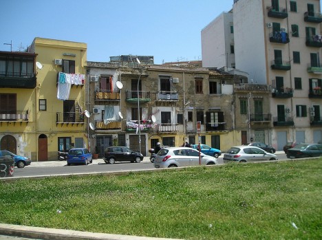 Von Armut geprägt: Typischer Straßenzug in Palermo