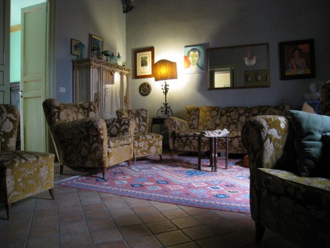 Schattig kühl und wohnlich: Konservativ eingerichtetes Wohnzimmer in Palermo