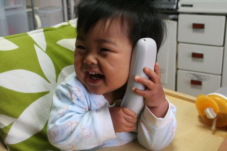 Baby mit Schnurlostelefon: Ist das Gerät wirklich "strahlungsarm"? Genauer hinsehen lohnt sich!