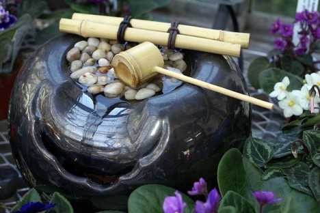 Ein "Feng Shui Brunnen" stärkt das wichtige Element Wasser im Raum
