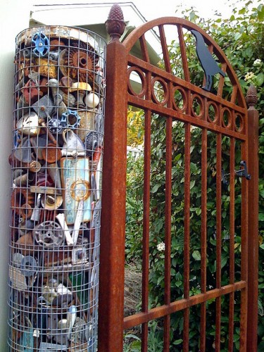 Ob rostige Gittertüren oder korrodierter Metallschrott - Rost symbolisiert Vergänglichkeit und verleiht dem Garten eine tiefere Dimension