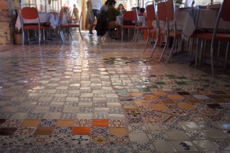 Unikat: Bunt zusammengesetzter Fliesen-Fußboden in einem mexikanischen Restaurant