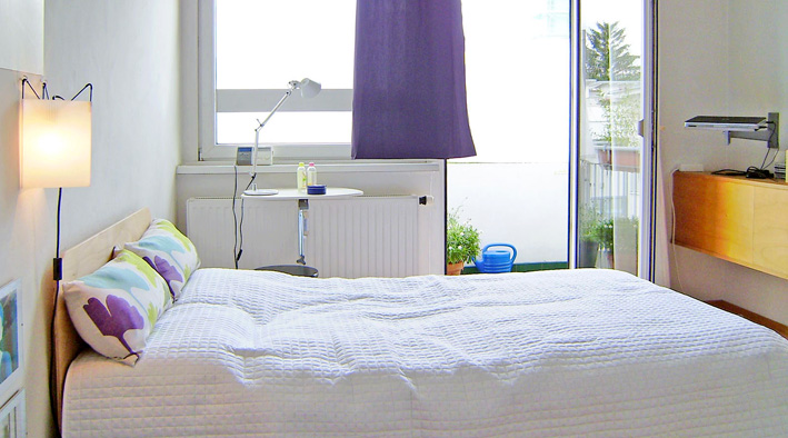 Schlafzimmer mit Balkon, Gestaltung + Foto (C) Irmgard Brottrager