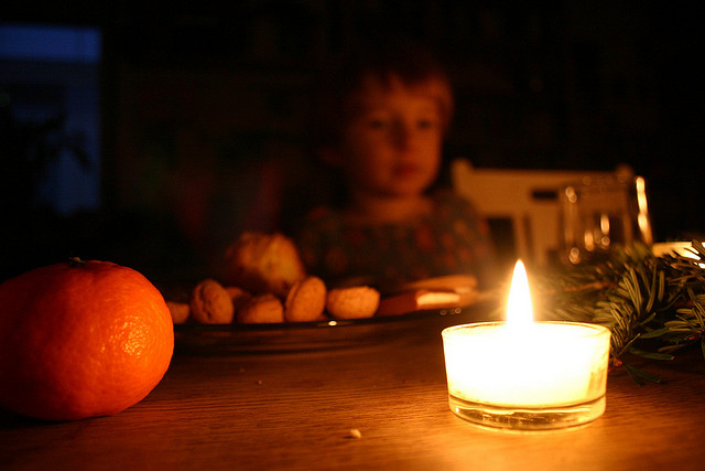 Kerzen gehören zur Weihnachtszeit einfach dazu. Doch wie sieht es eigentlich mit der Umweltverträglichkeit von Kerzen aus?