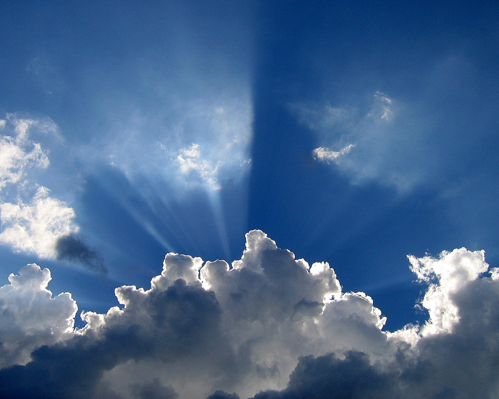 Wolken unterliegen einem ständigen Wandel und sind somit ebenso Symbol für veränderliche Vorgänge in unserem Universum wie langsamer vonstatten gehende Prozesse