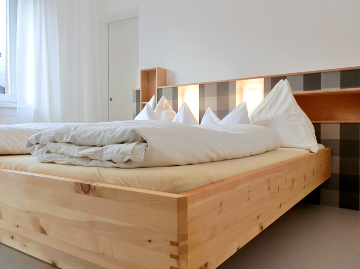 Bett aus Zirbenholz, Foto (C) Irmgard Brottrager