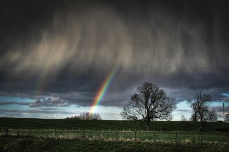 Farbwahrnehmung ist stimmungsabhängig: Manch einer sieht nur graue Wolken, während andere einen farbigen Regenbogen erkennen