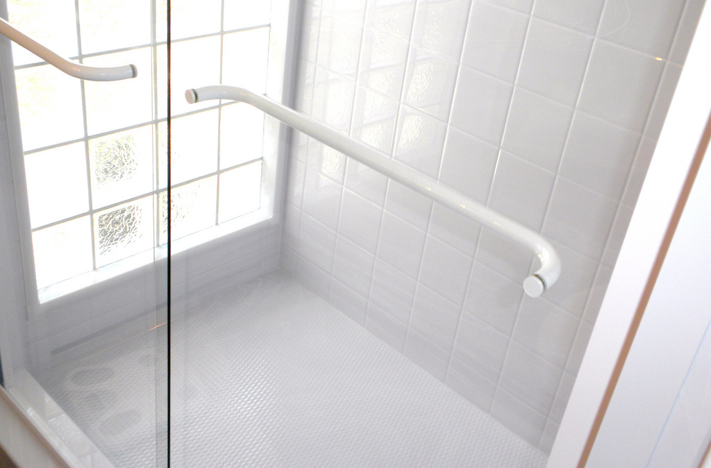 Eine Dusche mit Glastür verbessert das Raumgefühl