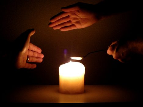 Kerzen geben gesunde Strahlungswärme ab. Foto (C) Waifer X / flickr