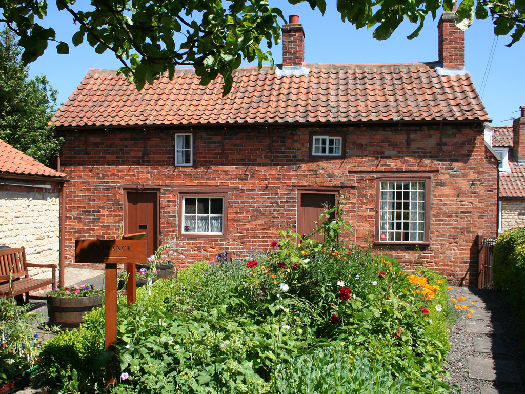 Altes Backstein-Cottage mit Garten, Foto (C) Jon Bennett / flickr