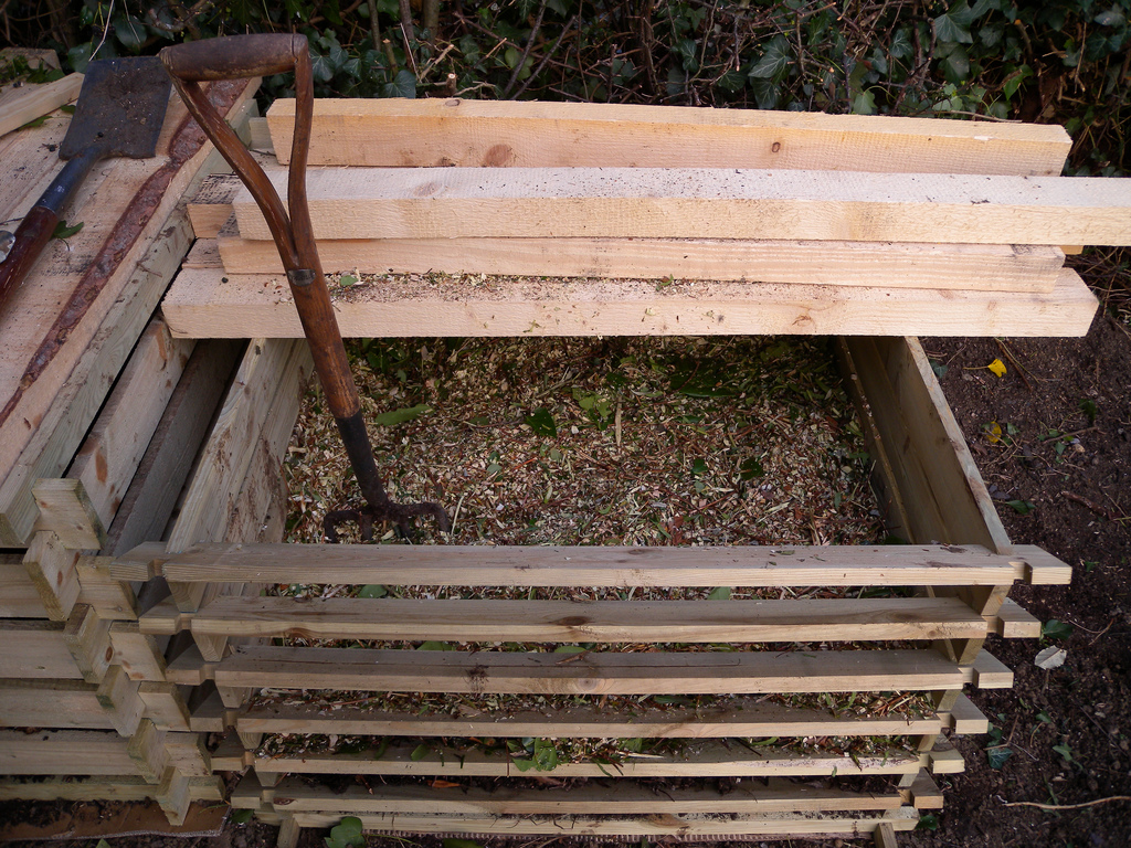 Kleine Garten-Kompost-Anlage aus Holzlatten mit Abdeckung, Foto (C) andy carter / flickr