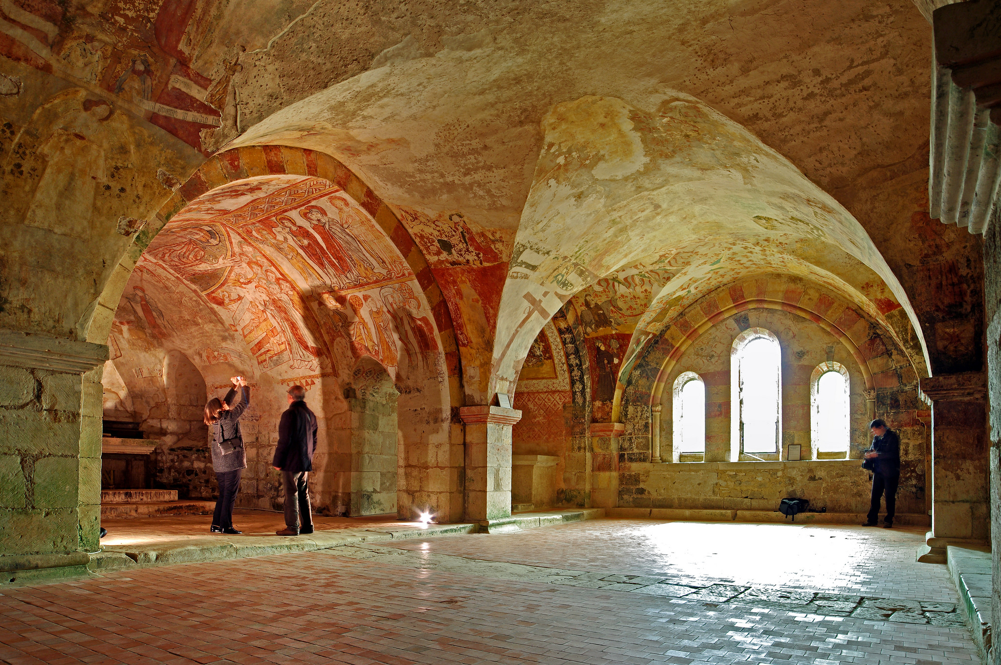Unterhalb der Kirchen befinden sich oft wunderschöne, kraftvolle und heilsame Räume. Die abgebildete Krypta ist unter der Kathedrale von Notre Dame zu finden. Foto (C) Daniel Jolivet, flickr CC BY 2.0