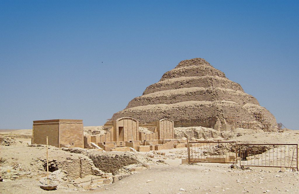 In den Sarkophagen der Stufenpyramide von Sakkara wurden nicht nur heilige Stiere bestattet. Foto (C) zolakoma / flickr CC BY 2.0