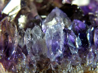 Silizium ist zum Beispiel in Edelsteinen (hier Amethyst) enthalten. Foto (C) Olivier Bacquet / flickr CC BY 2.0