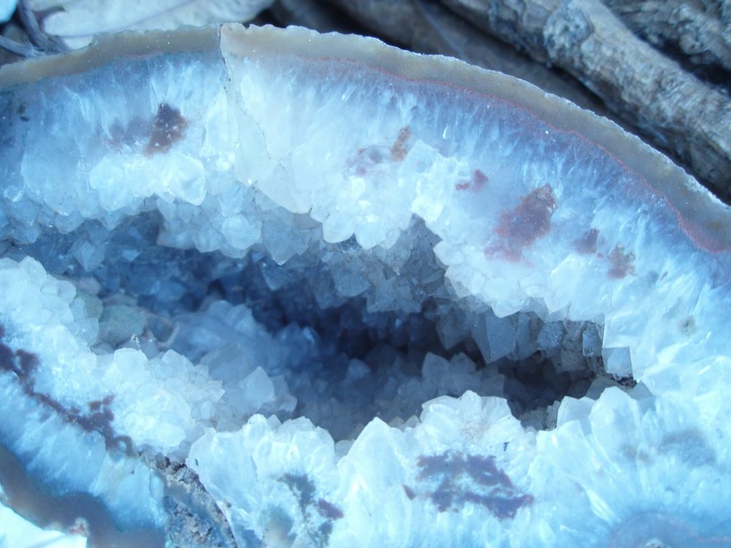 Bläuliche Kristalle, vermutlich Achat, Foto (C) Samara Elizabeth / flickr CC BY 2.0