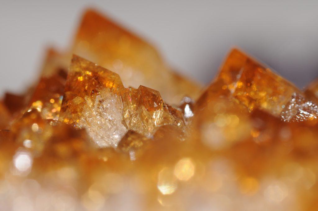 Rotgelbe Kristalle, vermutlich Zirkon. Foto (C9 Thomas Bresson / flickr CC BY 2.0